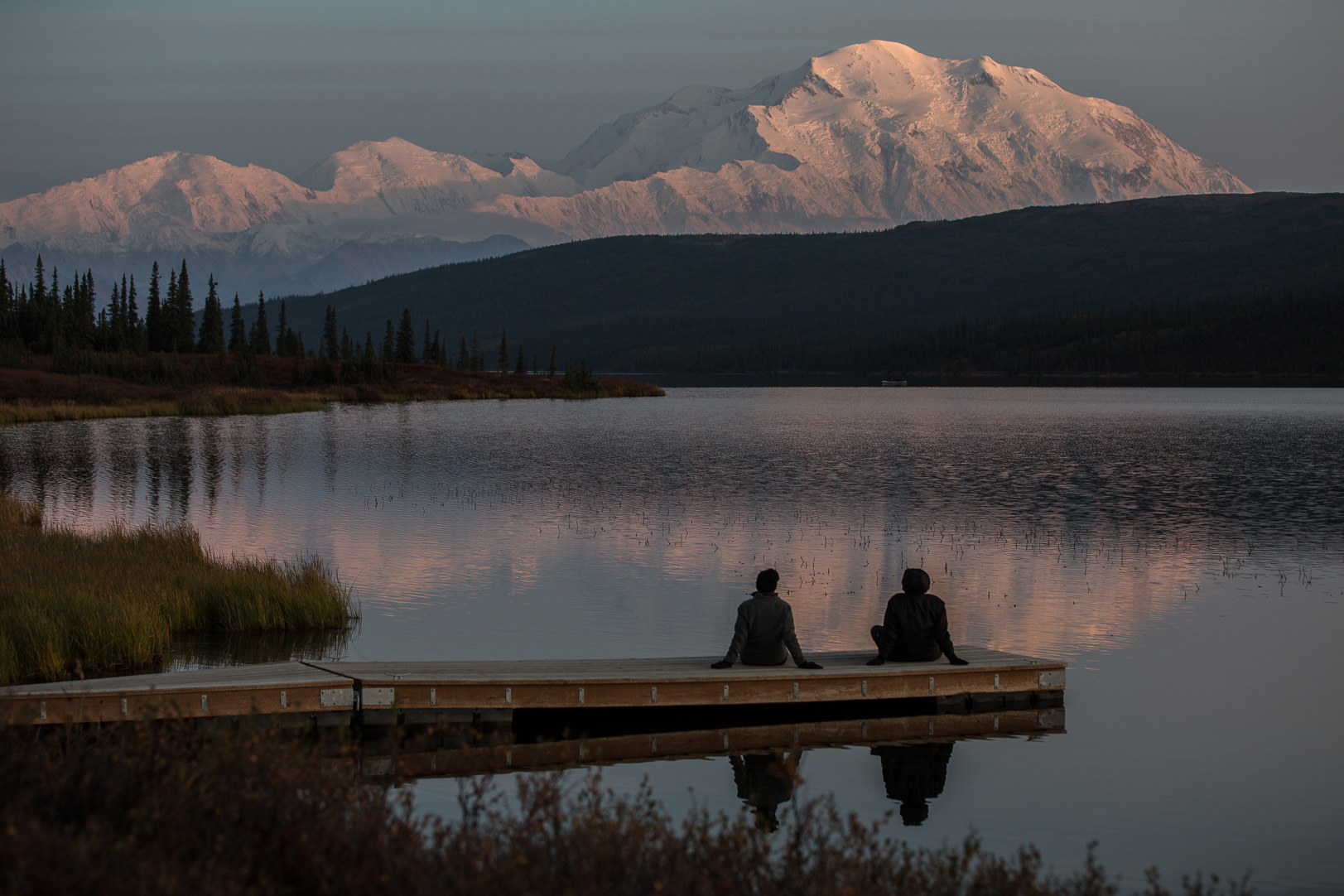 Solnedgång vid Wonder lake med Mount Denali i bakgrunden.