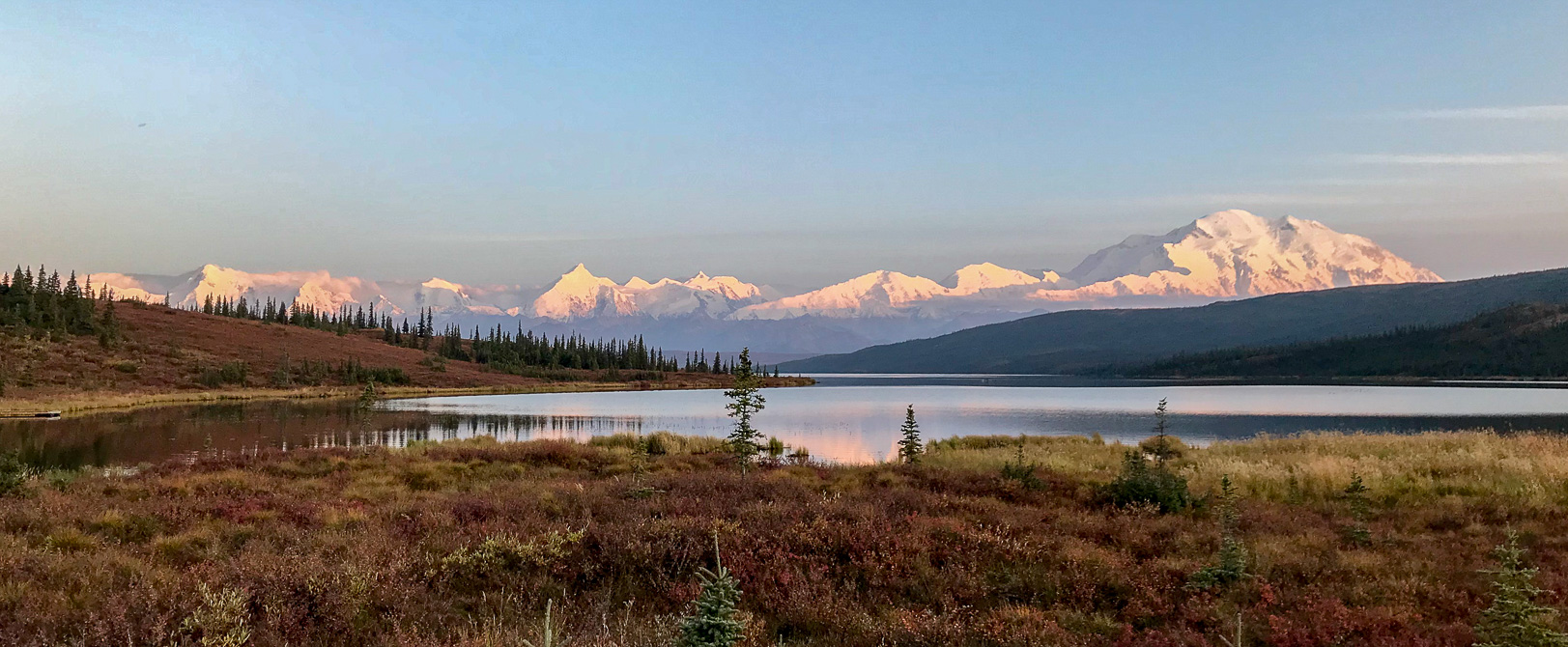 Solnedgång vid Wonder lake med Mount Denali i bakgrunden.