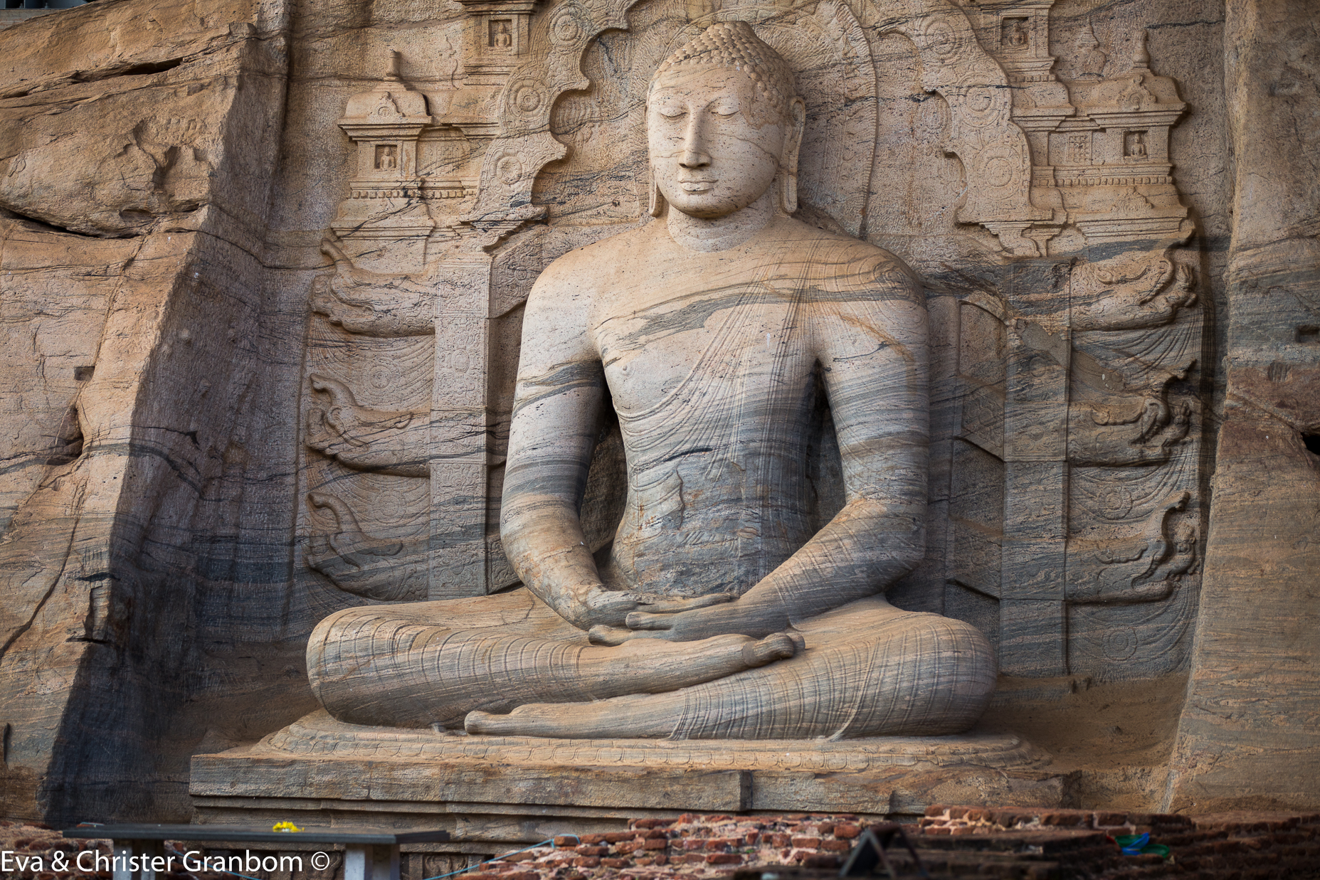 Gal Vihara, med Buddhafigurer uthuggna i berget.