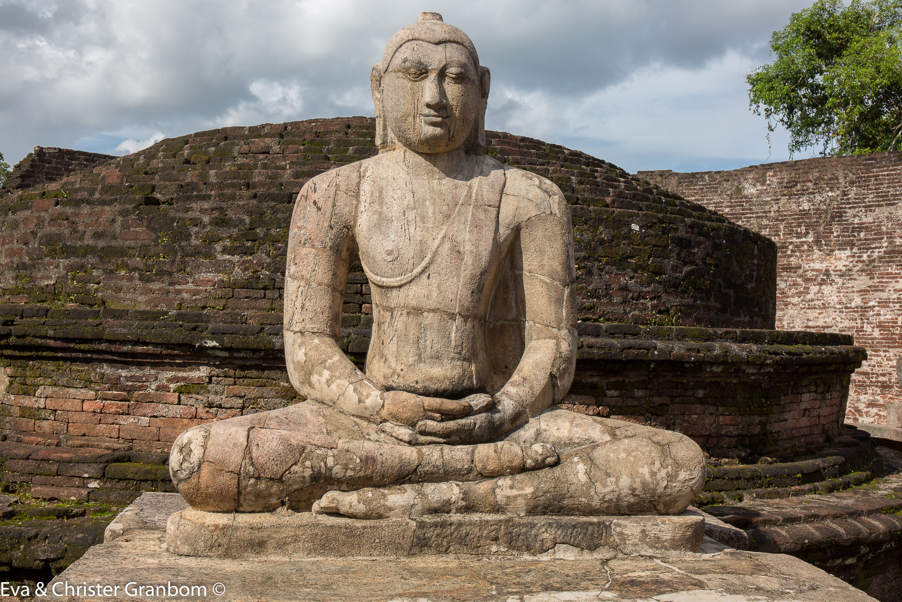 Vatadage, med fyra ingångar, där varje ingång vaktas av en Buddha staty.